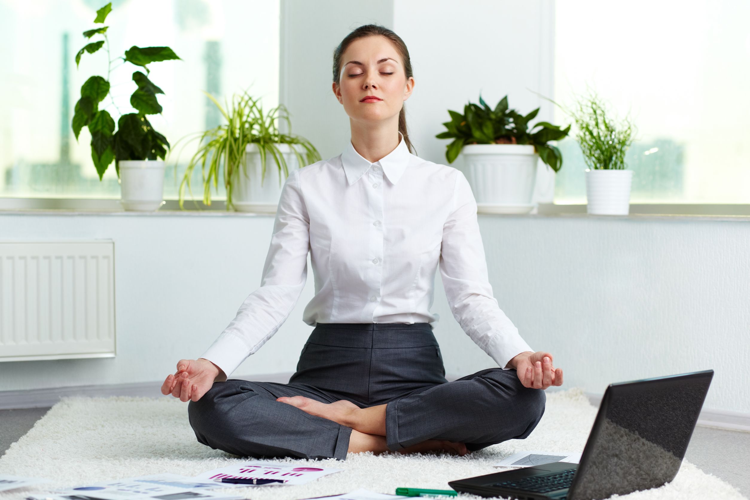 Office-Yoga-5-Office-Friendly-Yoga-tips-with-benefits-explained-_1